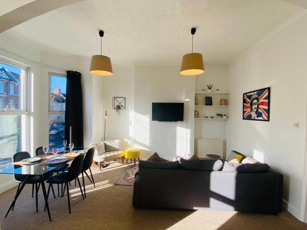 Unique Sea View Apartment Гастингс Экстерьер фото
